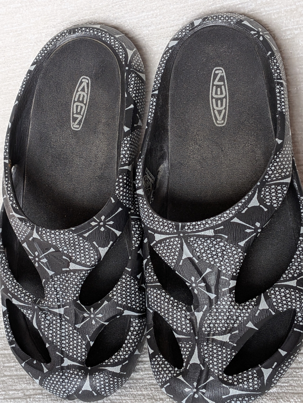 KEEN Women’s Black Patterned Slip-On Sandals Size 6 Good Used Condition
